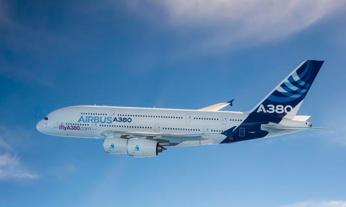 L'Airbus A380 MSN4 fait son entre au muse de lAir et de lEspace