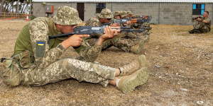 Guerre en Ukraine : le programme britannique de formation des citoyens ukrainiens prend de l'ampleur