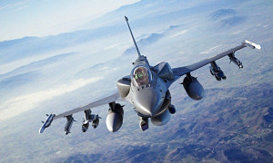 Le chasseur F-16 fte un demi-sicle de succs