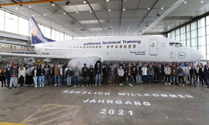 126 young people begin their careers in the Lufthansa Technik Group