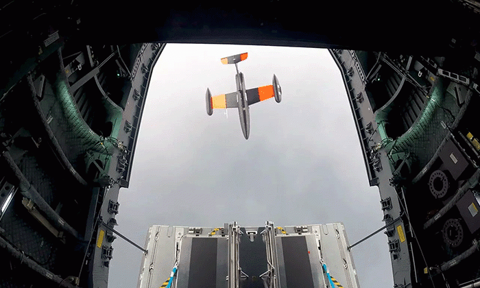 Pour la première fois, un démonstrateur de drone d'appui largué et opéré à partir d'un A400M en vol