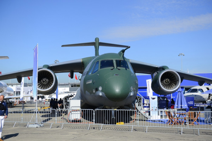 Presentation En Vol Au Salon Du Bourget Du Kc 390 En Prelude A Son