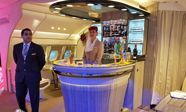 Emirates prsente le nouveau bar de ses A380