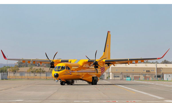 Photo : Le premier CC-295 canadien sort du hangar de peinture