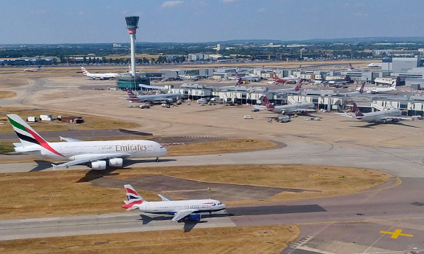 L'agrandissement de l'aroport de Londres Heathrow report d'au moins deux ans