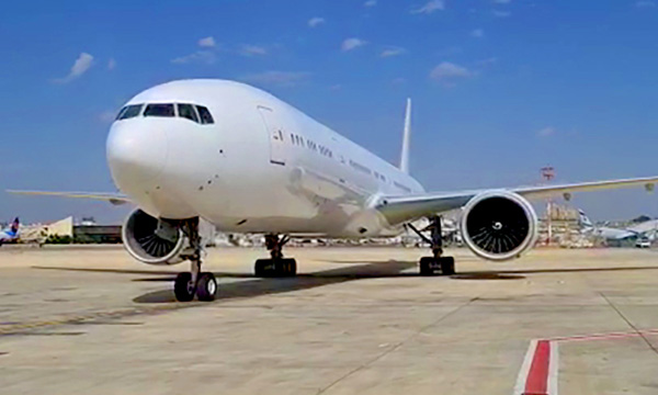 Conversion cargo du Boeing 777-300ER : le calendrier du  Big Twin  tient malgr la crise