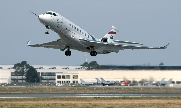 Le nouveau Falcon 6X de Dassault Aviation a ralis son premier vol
